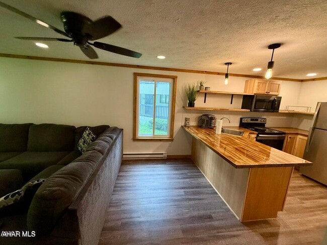 Foto del edificio - 143 Deer Run Ln