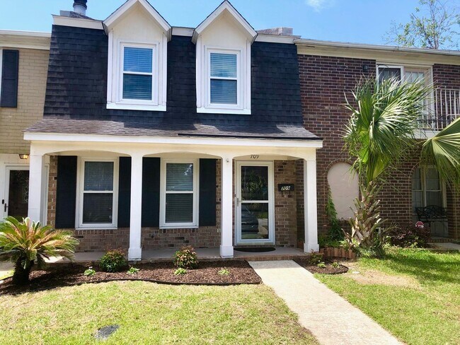 Foto del edificio - Available now. Beautifully Remodeled Townhouse Available in Central Mt Pleasant!