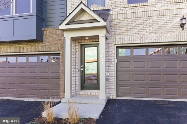 Building Photo - 1017 Venifena Terrace SE