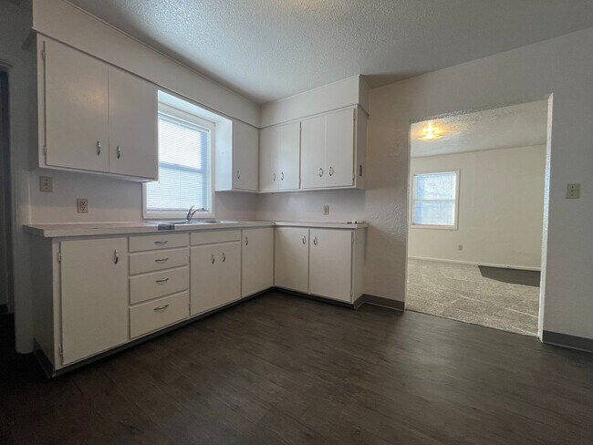 Building Photo - 709 Belmont