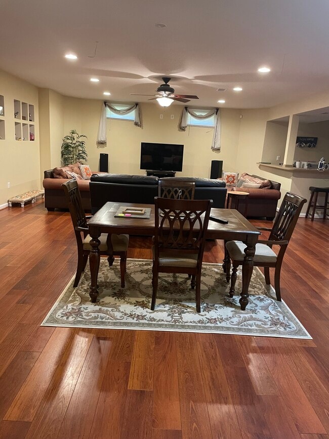 Building Photo - 42701 Ridgeway Dr