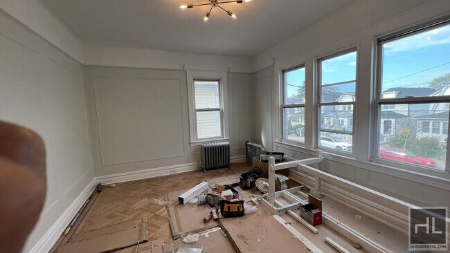 Building Photo - GUT RENOVATED BRAND NEW VEERY BRIGHT 3 BED...