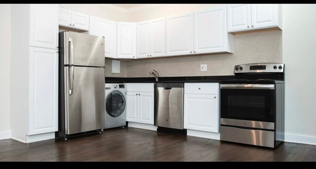 Building Photo - 3345 N Marshfield Ave