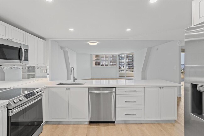 Building Photo - 555 NE 34th St