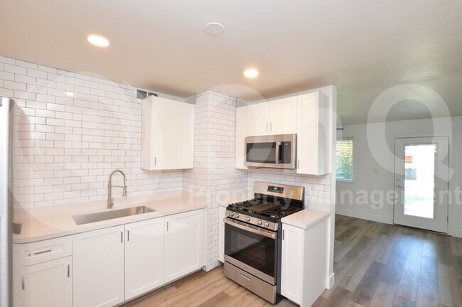 Building Photo - 1202 E Kaler Dr