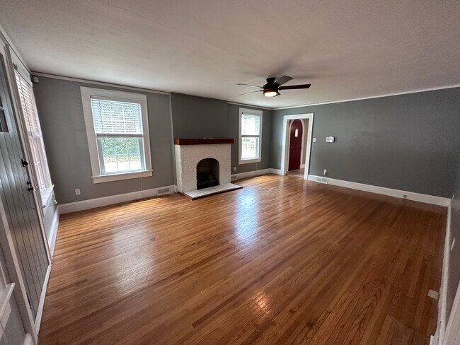 Building Photo - 115 6th Ave NE