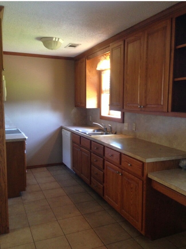Building Photo - 1312 Kim Cir