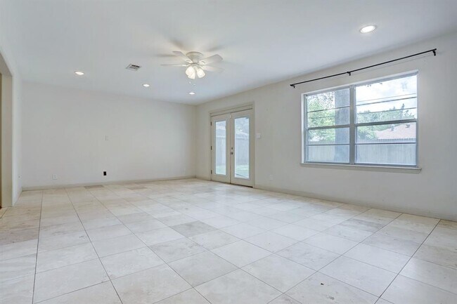Building Photo - 5033 Lido Ln
