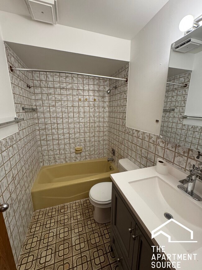 Foto del edificio - 7427 N Western Ave