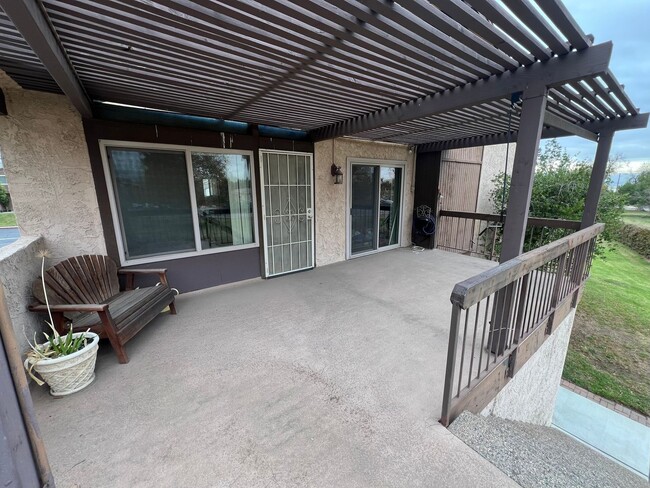 Building Photo - Gated Community, Large 2 bedroom 1 bath Co...