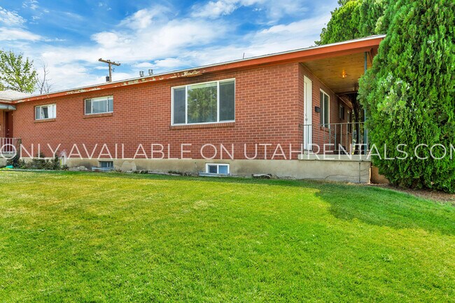 Building Photo - 1707 S Orch Dr