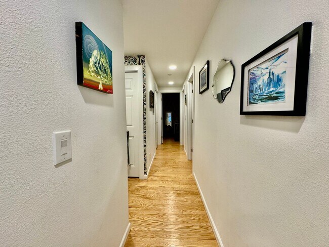 Foto del edificio - Location. location! Come home to this comp...