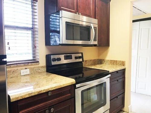 Building Photo - 10129 Twin Lakes Dr
