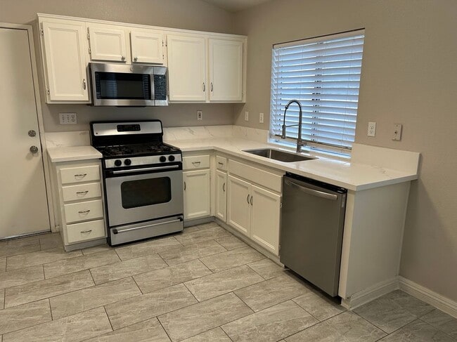 Building Photo - 80265 Moonshadow Dr