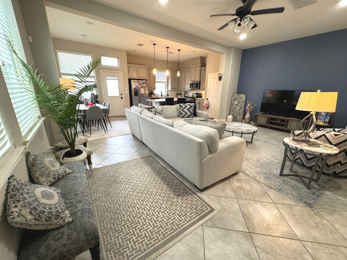 Foto principal - 12130 La Strada St