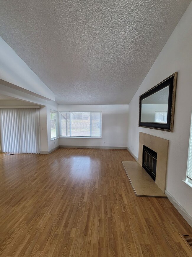 Building Photo - Charming 3-bedroom, 2.5-bathroom house with solar! HURRY! Special Offer Available!
