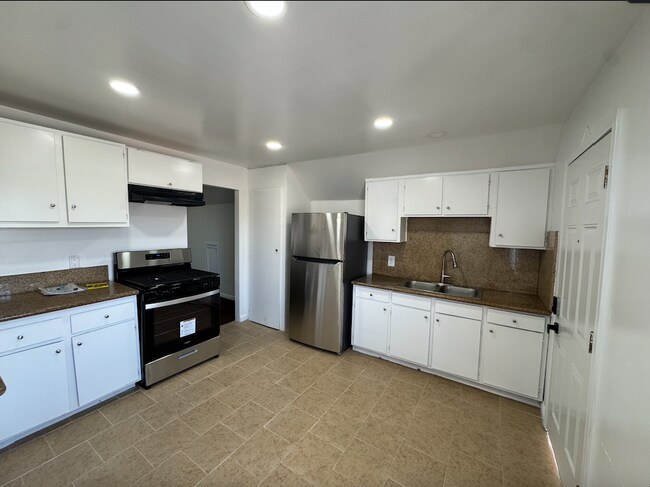 Building Photo - 1031 W 91st St