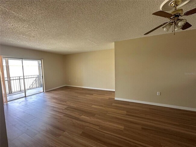 Foto del edificio - 1000 Lake of the Woods Blvd