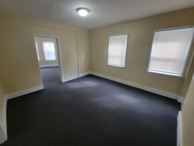 Building Photo - 722 Winchester Ave