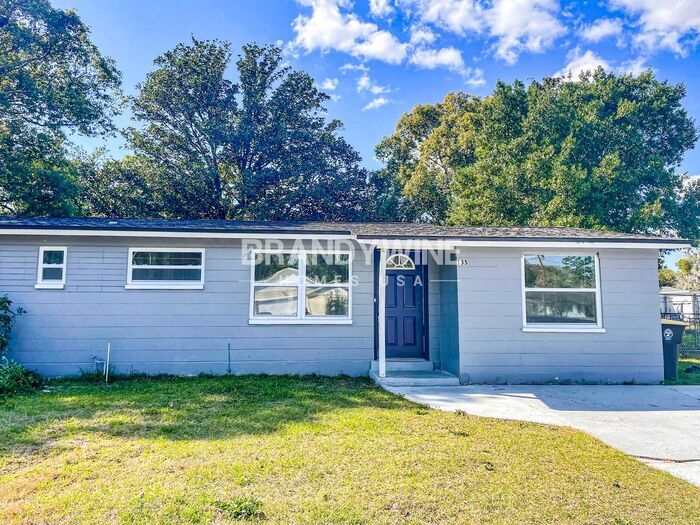 Foto principal - Charming 3BR with Pool and Fenced Yard Now...