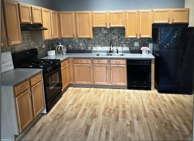 Foto del edificio - 1523 Golden Oak Dr
