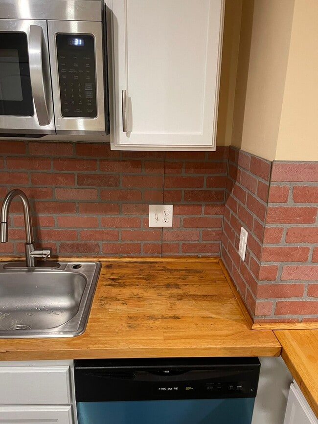 Foto del edificio - 409 Boston Rd