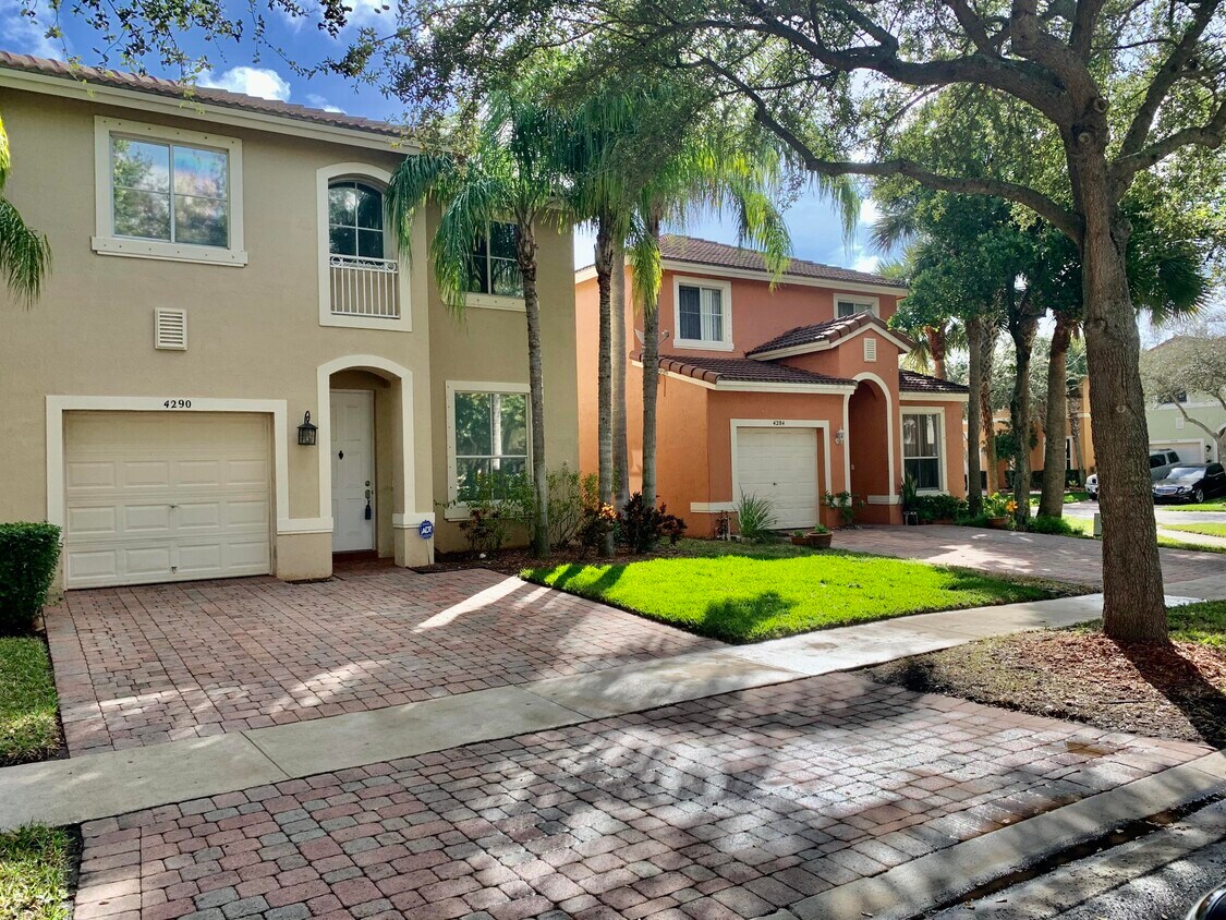 Foto principal - 4290 Lake Lucerne Cir