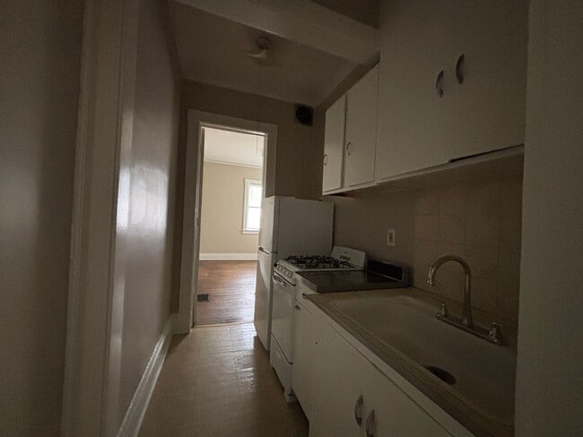 Building Photo - 626 University Ave