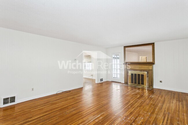 Building Photo - Large 3 bed 2 bath North Riverside Home