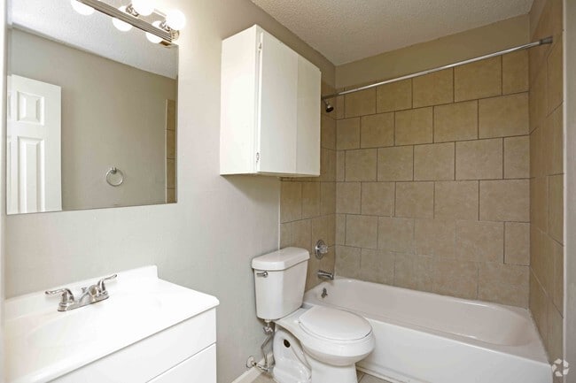 1BR,1BA - 690SF - BATHROOM - Residences at White Rock Lake