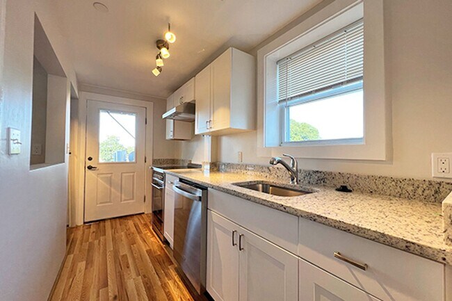 Building Photo - 9/1 Renovated 3BR in downtown Beverly w/AC...