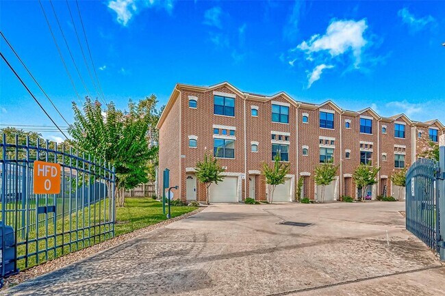Foto del edificio - 2710 Hullsmith Dr