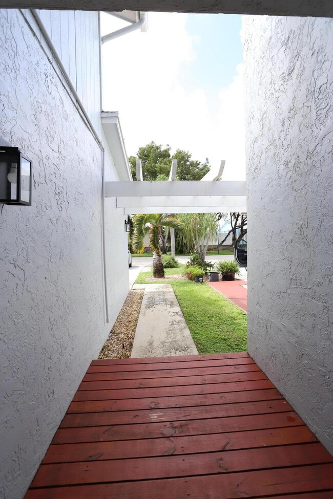Building Photo - 1715 Woodbridge Lakes Cir