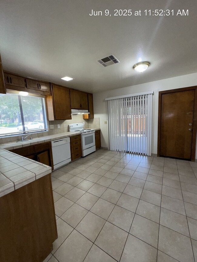 Building Photo - 4057