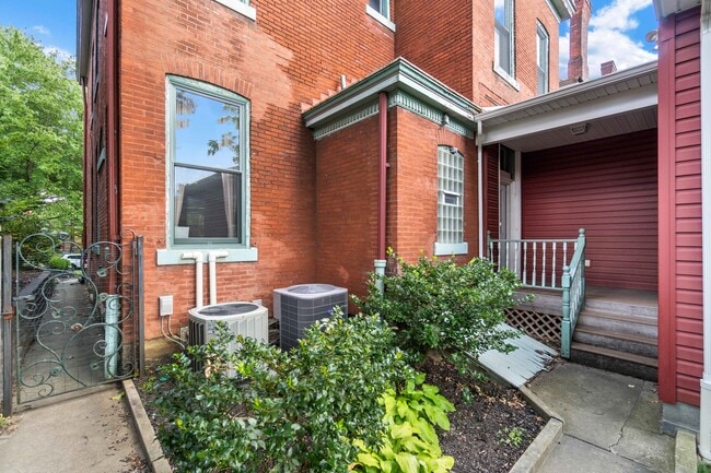 Private Side Entrance - 316 S Pacific Ave