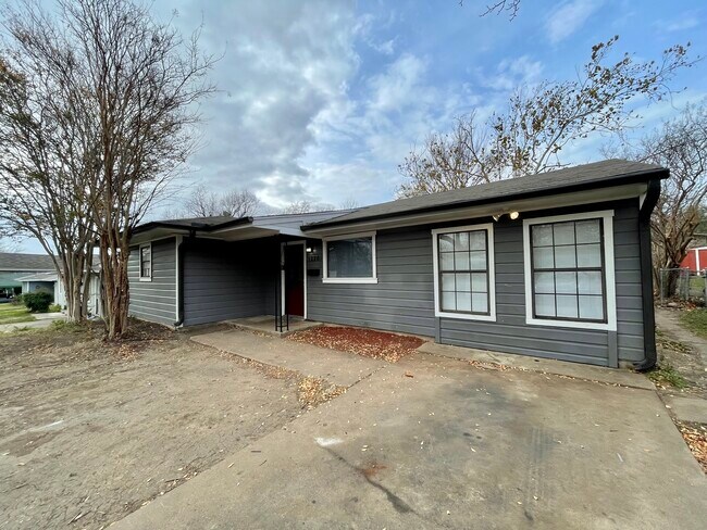 Building Photo - 1226 SW 5th St