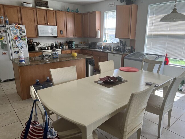 Foto del edificio - 8119 Bautista Way