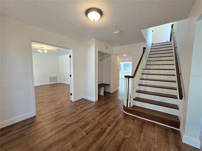 Foto del edificio - 300 Cypress Creek Cir