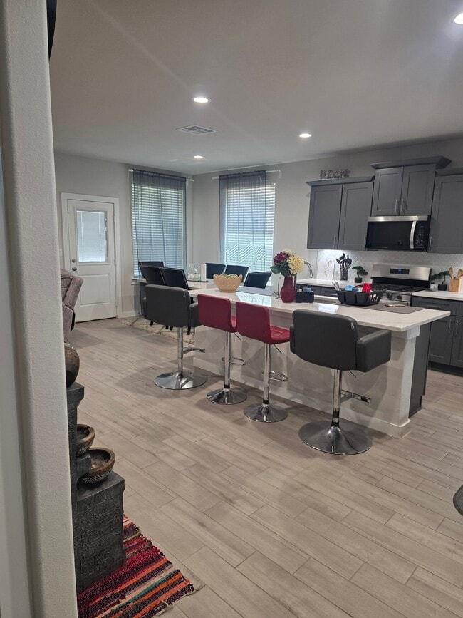 Building Photo - 2220 Somerset Dr