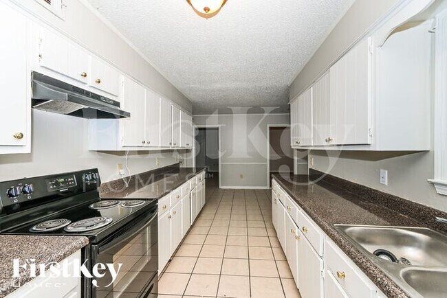 Foto del edificio - 6363 Midsummer Way