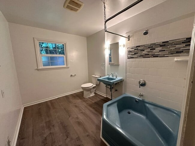 Building Photo - Charming 2 Bed, 1.5 Bath Home with Basemen...