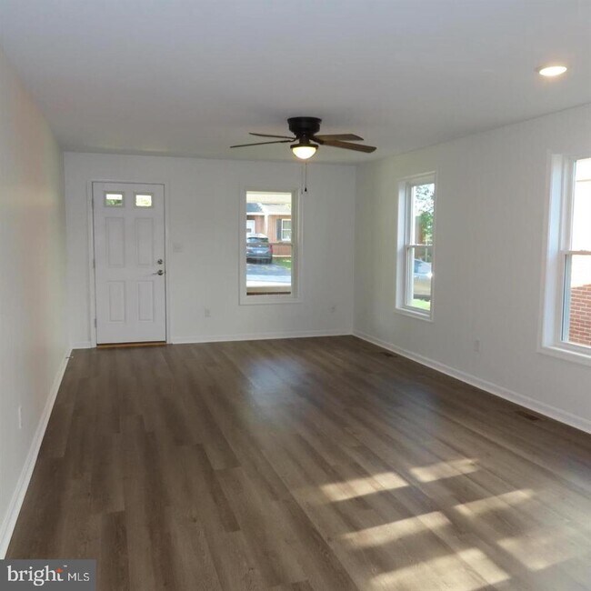 Foto del edificio - 228 Rowe Ave