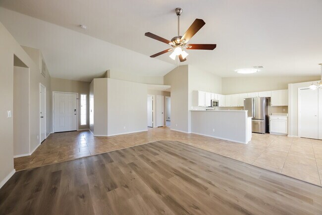 Building Photo - 865 W Mesquite Ave