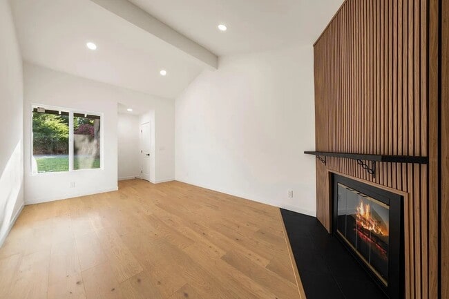 Building Photo - 5550 E Knoll Dr