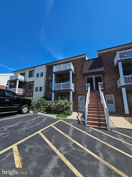 Building Photo - 6922 Hilltop Dr