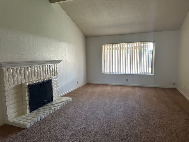 Foto del edificio - 4 Bedroom, central A/C and Heat