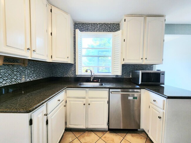 Building Photo - Two bed house in San Mateo