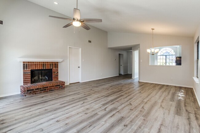 Building Photo - Great Entertaining Spaces!