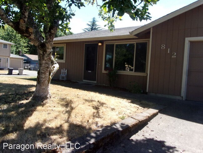 Foto del edificio - 3 br, 2 bath House - 812 NW Oak Ave.