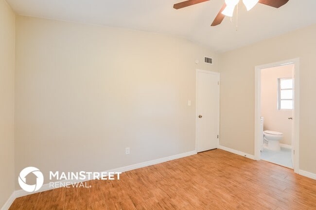 Building Photo - 6114 Oakcrest Cir